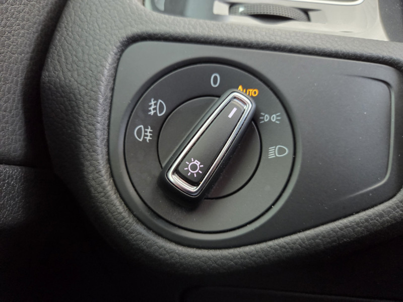 Photo 20 de l'offre de VOLKSWAGEN Golf (7) 1.0 TSI 115 BVM6 Confortline à 15990€ chez Carlyss automobiles Vitré