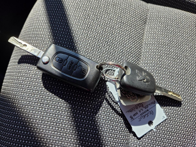 Photo 12 de l'offre de Peugeot Partner (2) 9158 euros HT BLUEHDI 75 STANDARD PREMIUM à 10990€ chez Carlyss automobiles Vitré