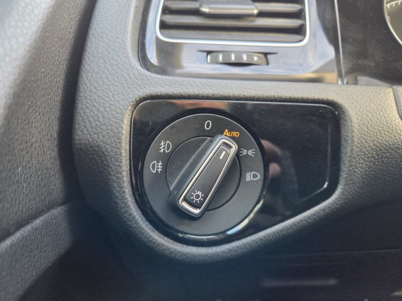 Photo 22 de l'offre de VOLKSWAGEN Golf (7) 1.5 TSI EVO 130 BVM6 Confortline à 17990€ chez Carlyss automobiles Vitré