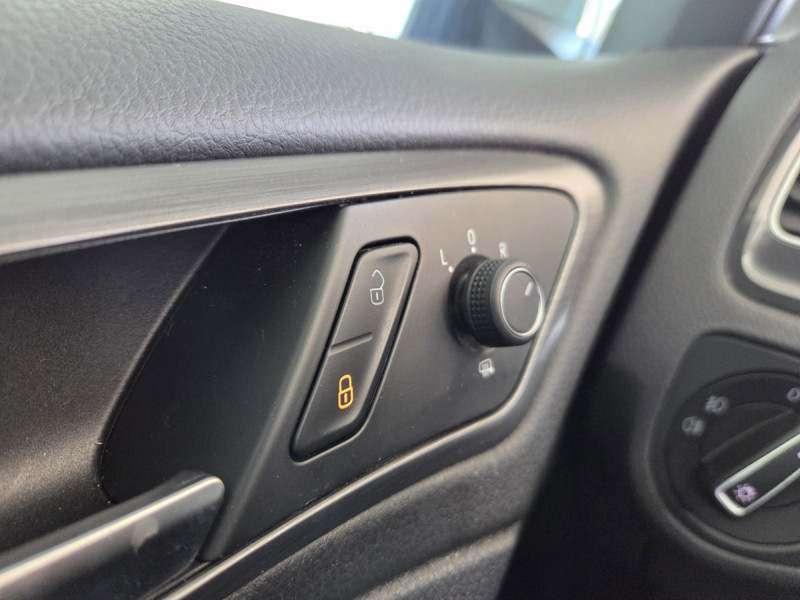 Photo 21 de l'offre de VOLKSWAGEN Golf (7) 1.0 TSI 115 BVM6 Confortline à 15990€ chez Carlyss automobiles Vitré