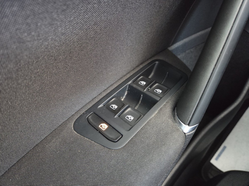 Photo 22 de l'offre de VOLKSWAGEN Golf (7) 1.0 TSI 115 BVM6 Confortline à 15990€ chez Carlyss automobiles Vitré