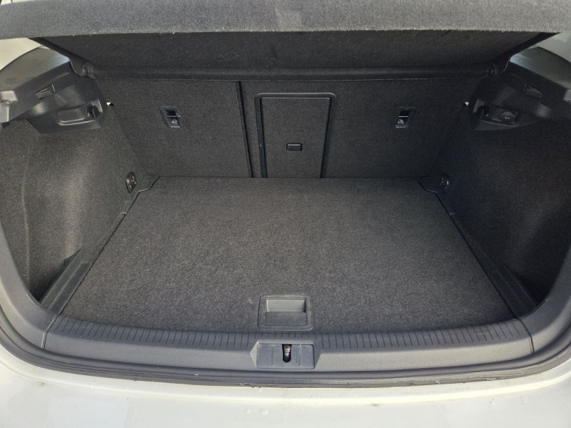 Photo 23 de l'offre de VOLKSWAGEN Golf (7) 1.5 TSI EVO 130 BVM6 Confortline à 17990€ chez Carlyss automobiles Vitré