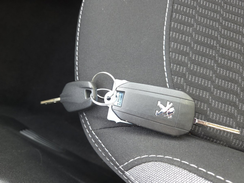 Photo 16 de l'offre de PEUGEOT 208 1.6 BlueHDi 100 S&S Active à 8490€ chez Carlyss automobiles Vitré