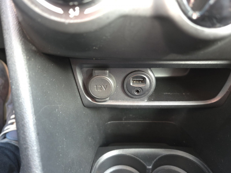 Photo 14 de l'offre de PEUGEOT 208 1.6 BlueHDi 100 S&S Active à 8490€ chez Carlyss automobiles Vitré