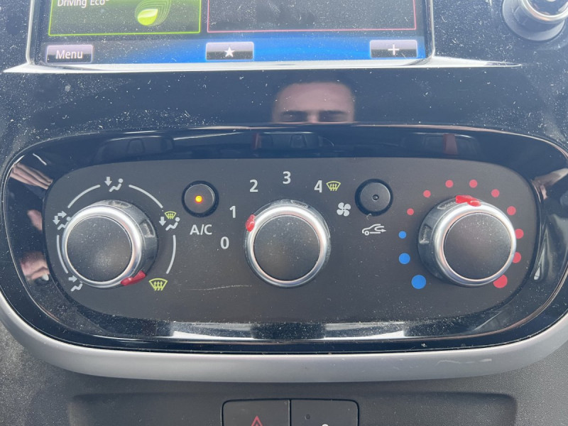 Photo 11 de l'offre de Renault Trafic (3) 18325 euros HT FG GCF L1H1 1200 Energy dCi 145 EDC à 21990€ chez Carlyss automobiles Vitré