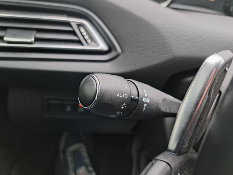 Photo 18 de l'offre de PEUGEOT 308 SW (2) BlueHDi 130 EAT6 S&S Allure Business à 12490€ chez Carlyss automobiles Vitré