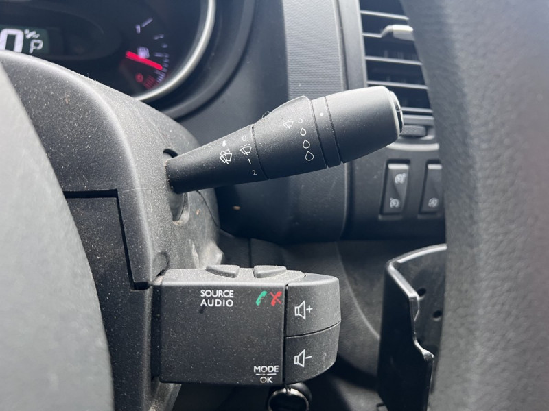 Photo 13 de l'offre de Renault Trafic (3) 18325 euros HT FG GCF L1H1 1200 Energy dCi 145 EDC à 21990€ chez Carlyss automobiles Vitré