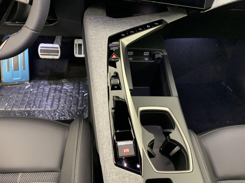 Photo 20 de l'offre de PEUGEOT 3008 Hybrid 145 e-DCS6 GT à 34998€ chez Carlyss automobiles Vitré