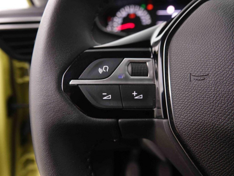 Photo 8 de l'offre de PEUGEOT 208 1.2 T 100 Active à 16532€ chez Carlyss automobiles Vitré