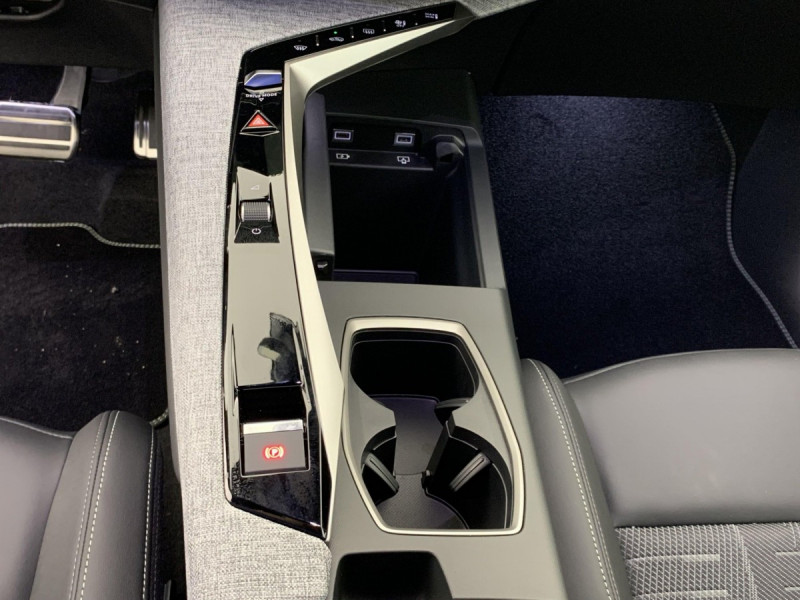 Photo 18 de l'offre de PEUGEOT 3008 Hybrid 145 e-DCS6 GT à 32958€ chez Carlyss automobiles Vitré