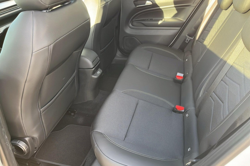 Photo 10 de l'offre de Jeep Avenger 1.2 Turbo T3 100 ch Summit à 23998€ chez Carlyss automobiles Vitré