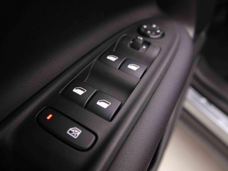 Photo 18 de l'offre de Jeep Avenger 1.2 MHEV 110 DCT6 Altitude à 27502€ chez Carlyss automobiles Vitré