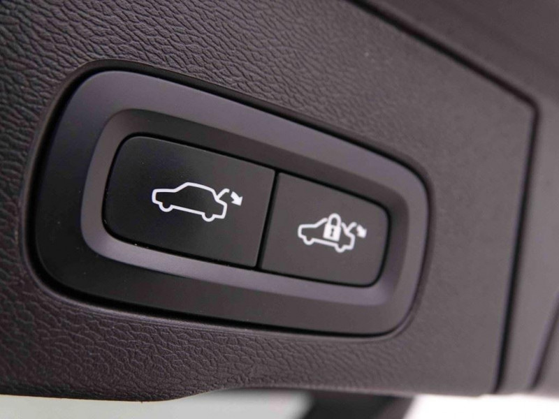 Photo 5 de l'offre de VOLVO XC60 2.0 B4 197 Geartronic R-Design +Leather à 36306€ chez Carlyss automobiles Vitré