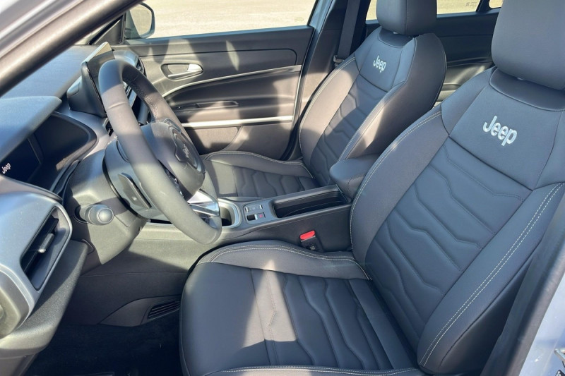 Photo 9 de l'offre de Jeep Avenger 1.2 Turbo T3 110 ch e-Hybrid BVR6 Summit à 26998€ chez Carlyss automobiles Vitré