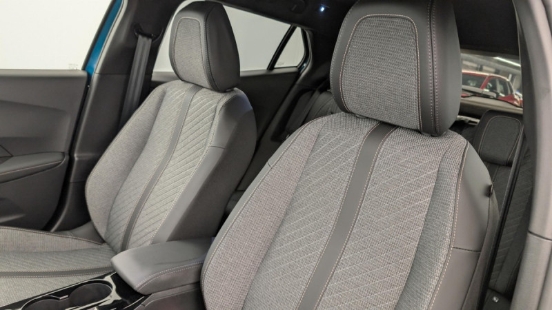 Photo 16 de l'offre de PEUGEOT 2008 Hybrid 136 e-DCS6 Allure à 23883€ chez Carlyss automobiles Vitré