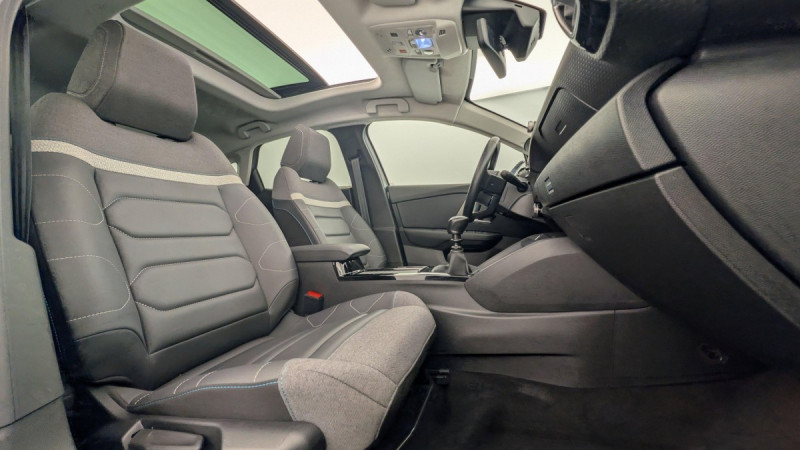 Photo 9 de l'offre de CITROEN C4 PureTech 130 S&S BVM6 Shine à 15804€ chez Carlyss automobiles Vitré