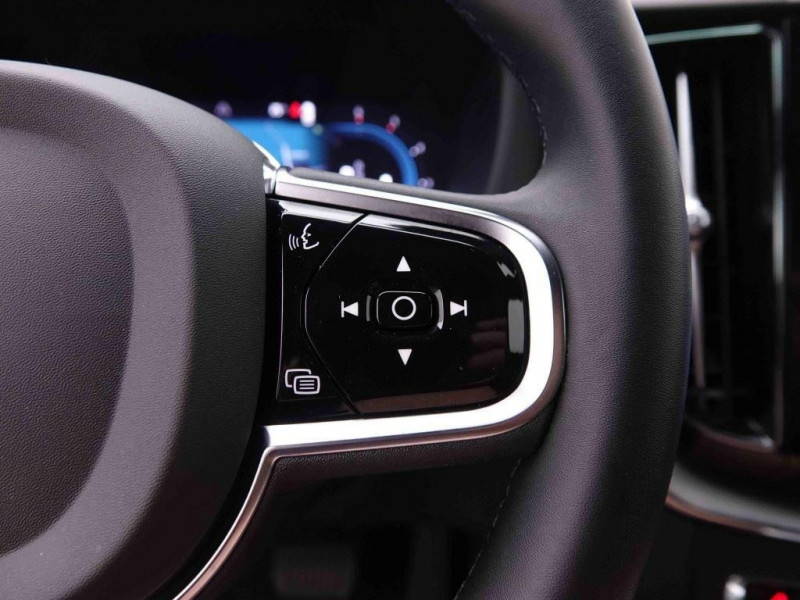 Photo 16 de l'offre de VOLVO XC60 2.0 B4 197 Geartronic Plus Dark à 51765€ chez Carlyss automobiles Vitré