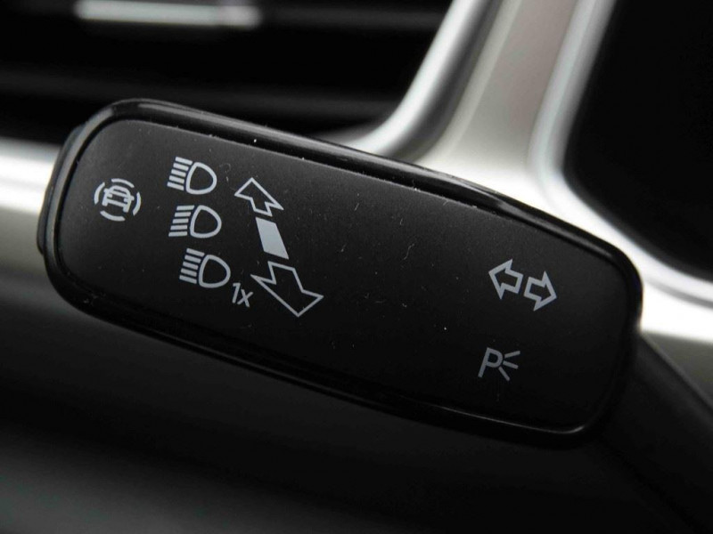 Photo 19 de l'offre de VOLKSWAGEN T-roc 1.0 TSi 115 Edition 2-Tone à 26198€ chez Carlyss automobiles Vitré