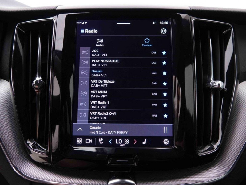 Photo 10 de l'offre de VOLVO XC60 2.0 B4 197 Geartronic R-Design +Leather à 36306€ chez Carlyss automobiles Vitré