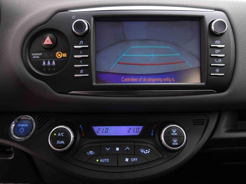 Photo 10 de l'offre de TOYOTA Yaris 1.5I VVT-I HYBRID COMFORT 100 à 18861€ chez Carlyss automobiles Vitré