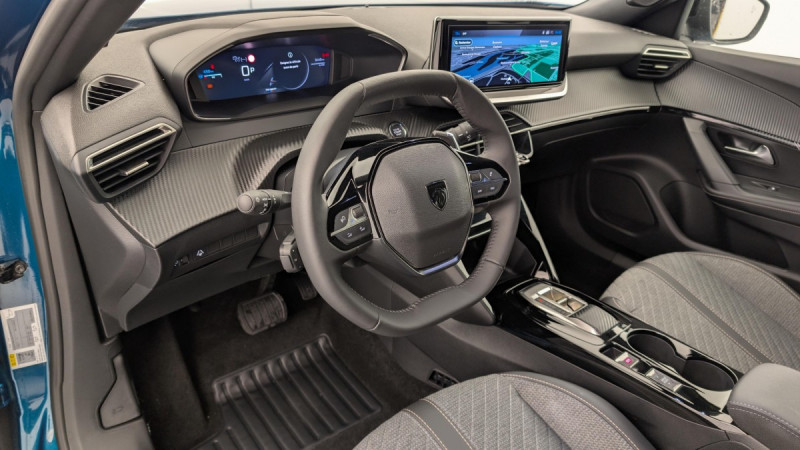 Photo 15 de l'offre de PEUGEOT 2008 Hybrid 136 e-DCS6 Allure à 23883€ chez Carlyss automobiles Vitré