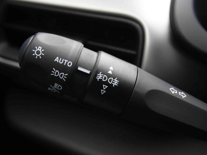 Photo 12 de l'offre de Jeep Avenger 1.2 MHEV 110 DCT6 Altitude à 27502€ chez Carlyss automobiles Vitré