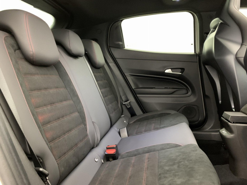 Photo 10 de l'offre de Alfa Romeo Junior 1.2 Ibrida 145 ch eDCT6 Speciale à 31998€ chez Carlyss automobiles Vitré