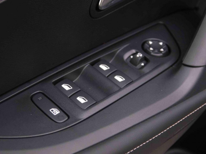 Photo 7 de l'offre de PEUGEOT 2008 1.2 HYBRID 145 eDCS6 Allure à 28698€ chez Carlyss automobiles Vitré