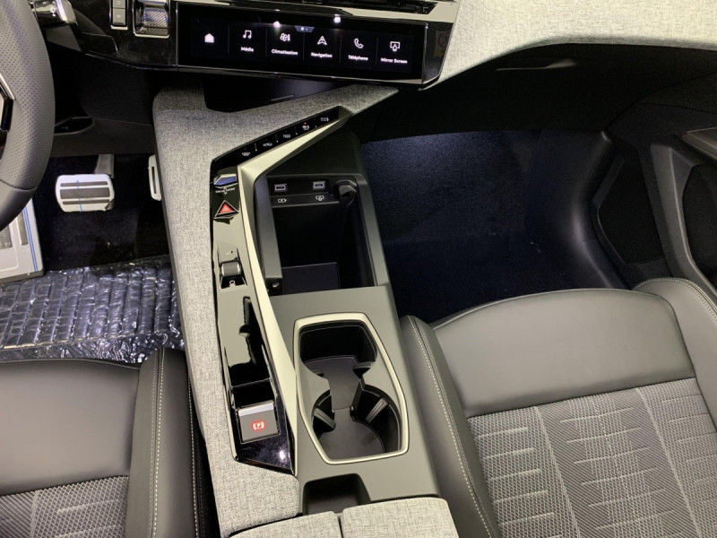 Photo 22 de l'offre de PEUGEOT 3008 Hybrid 145 e-DCS6 GT à 34998€ chez Carlyss automobiles Vitré