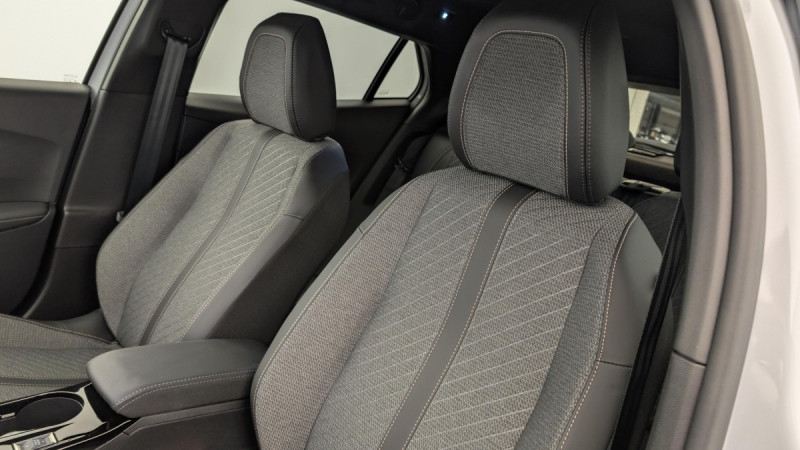 Photo 16 de l'offre de PEUGEOT 2008 Hybrid 136 e-DCS6 Allure à 23598€ chez Carlyss automobiles Vitré