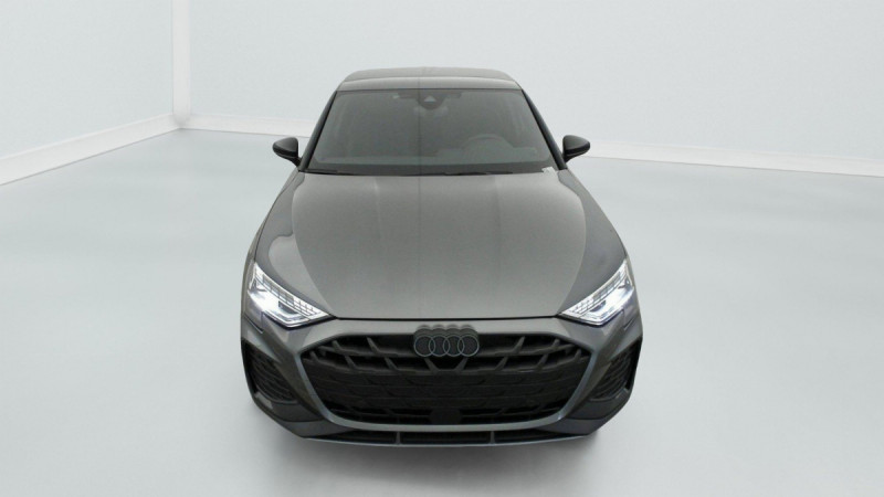 Photo 2 de l'offre de AUDI A3 SPORTBACK NOUVELLE 45 TFSI E HYBRIDE RECHARGEABLE 272 S TRONIC 6 S LINE à 43998€ chez Carlyss automobiles Vitré