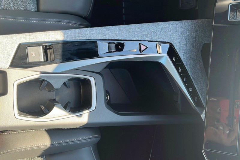 Photo 17 de l'offre de PEUGEOT 3008 Hybrid 145 e-DCS6 Allure à 28998€ chez Carlyss automobiles Vitré