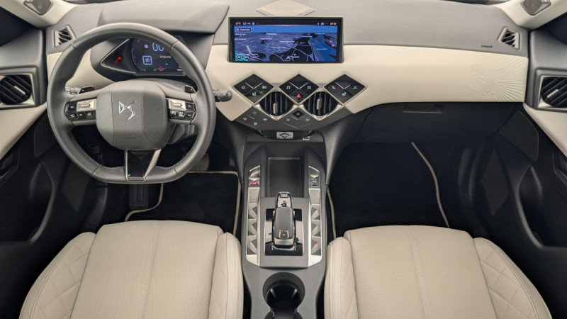 Photo 13 de l'offre de DS DS3 PureTech 130 EAT8 Esprit de Voyage à 21222€ chez Carlyss automobiles Vitré