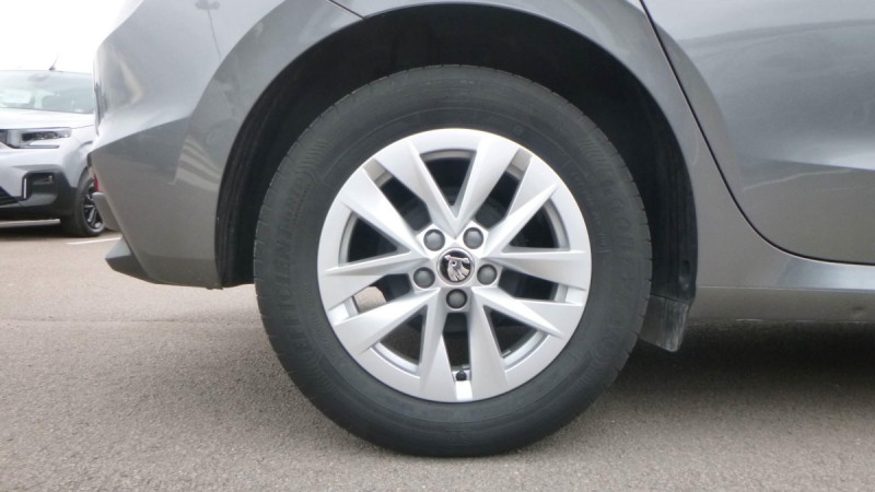 Photo 5 de l'offre de SKODA Fabia Fabia 1.0 MPI 80 ch BVM5 Ambition à 16198€ chez Carlyss automobiles Vitré