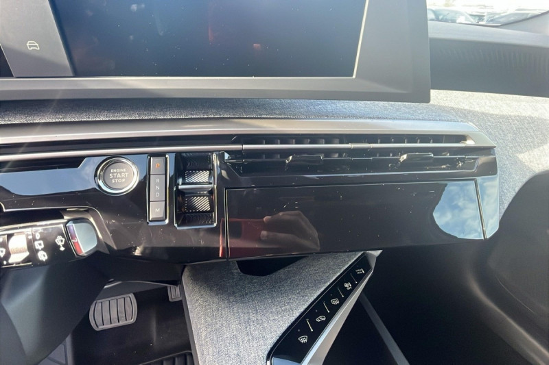 Photo 16 de l'offre de PEUGEOT 5008 Hybrid 145 e-DCS6 Allure à 31998€ chez Carlyss automobiles Vitré