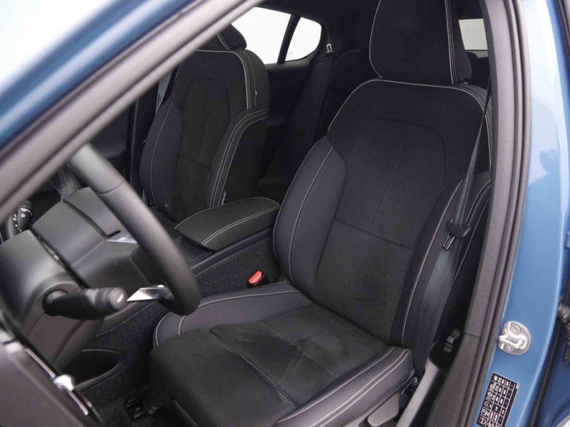 Photo 6 de l'offre de Volvo C40 79 kWh Recharge Dark à 36619€ chez Carlyss automobiles Vitré