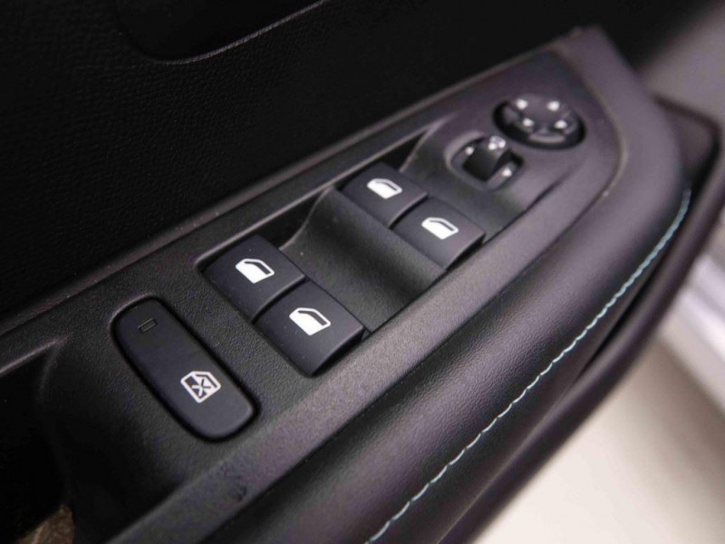 Photo 21 de l'offre de Peugeot E-208 50 kWh 136 Allure à 21701€ chez Carlyss automobiles Vitré