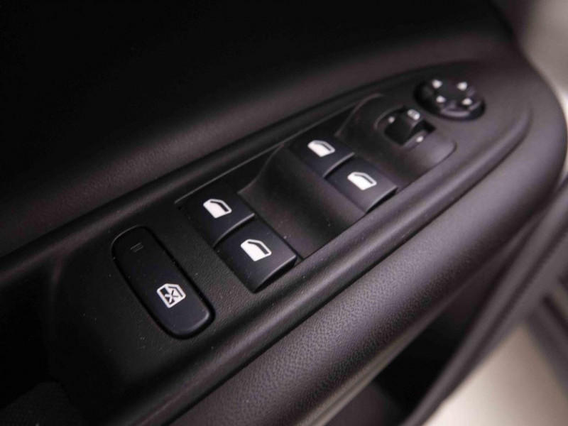 Photo 21 de l'offre de Jeep Avenger 1.2 Turbo T3 100 ch Altitude à 23698€ chez Carlyss automobiles Vitré