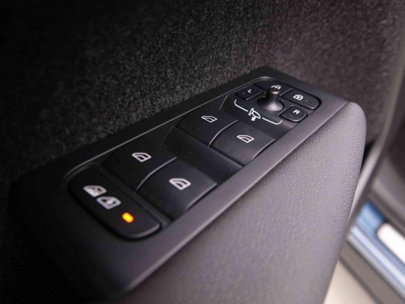 Photo 23 de l'offre de Volvo C40 79 kWh Recharge Dark à 36619€ chez Carlyss automobiles Vitré