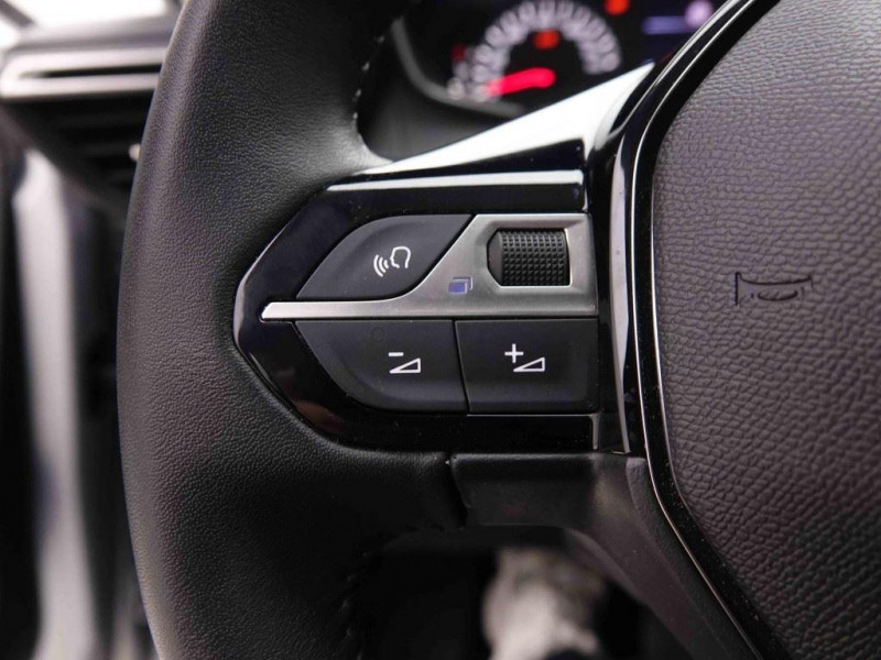 Photo 12 de l'offre de PEUGEOT 208 PureTech 100 S&S BVM6 Active à 17498€ chez Carlyss automobiles Vitré