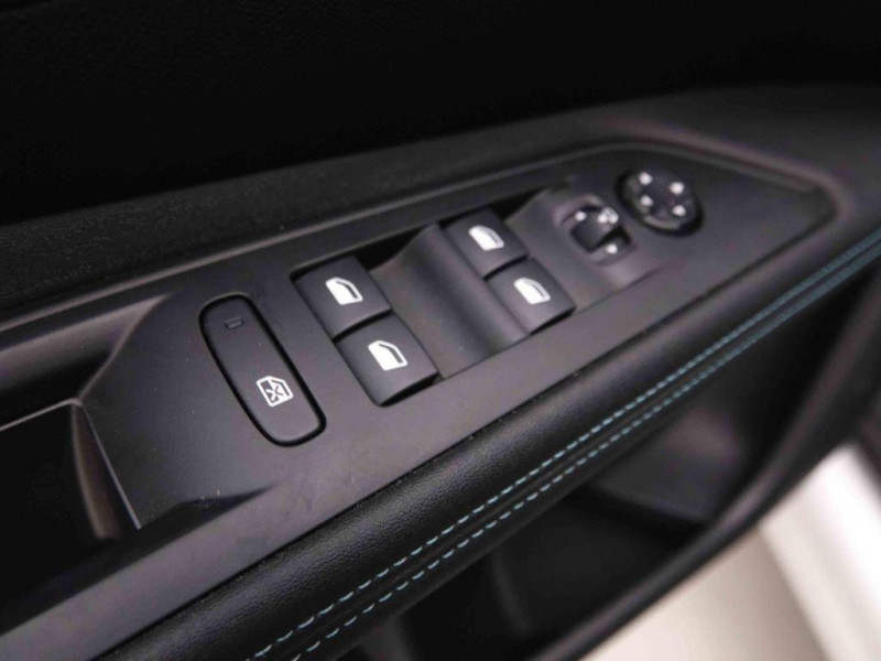 Photo 20 de l'offre de PEUGEOT 3008 PureTech 130ch S&S BVM6 Allure Pack à 22698€ chez Carlyss automobiles Vitré