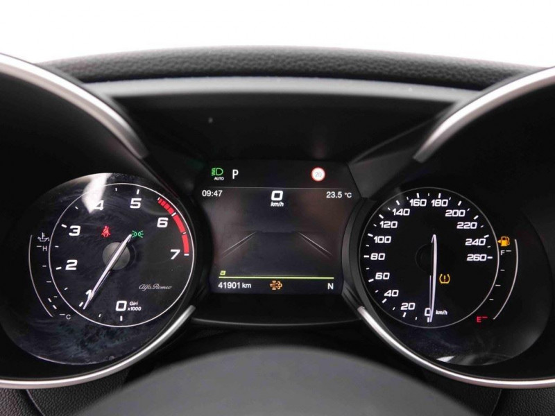 Photo 18 de l'offre de ALFA ROMEO Giulia 2.0 Turbo Q4 AT8 Veloce à 35656€ chez Carlyss automobiles Vitré