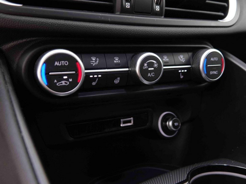 Photo 16 de l'offre de ALFA ROMEO Giulia 2.0 Turbo Q4 AT8 Veloce à 35656€ chez Carlyss automobiles Vitré