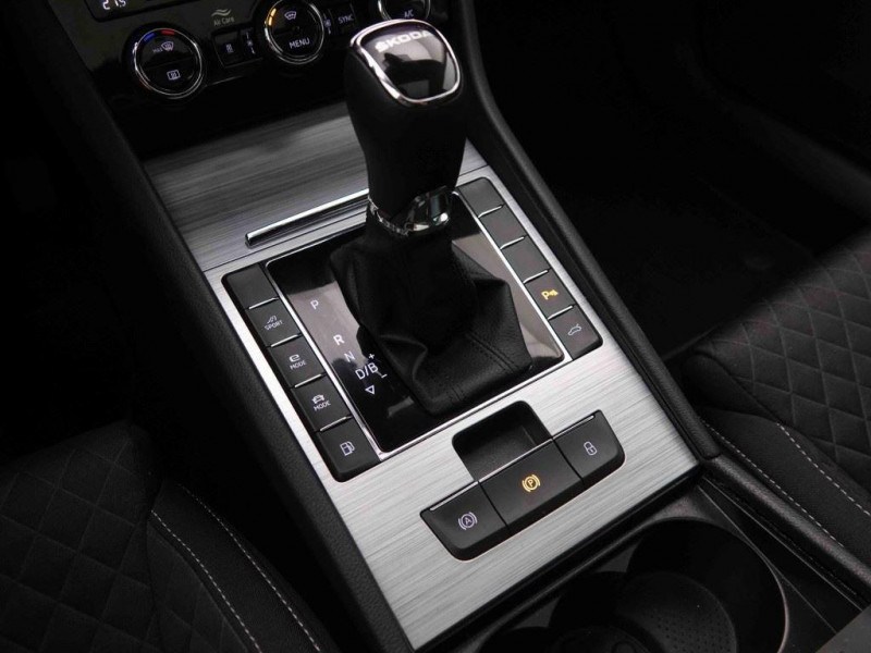 Photo 18 de l'offre de SKODA Superb 1.4 TSi 218 PHEV Combi Edition à 32177€ chez Carlyss automobiles Vitré