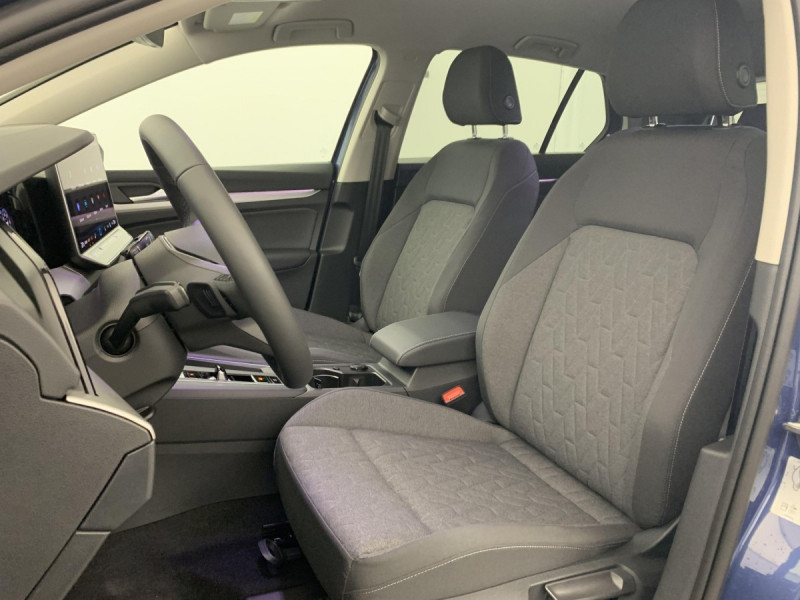 Photo 9 de l'offre de VOLKSWAGEN GOLF 8 1.5 ETSI EVO2 150 DSG7 LIFE PLUS à 32098€ chez Carlyss automobiles Vitré