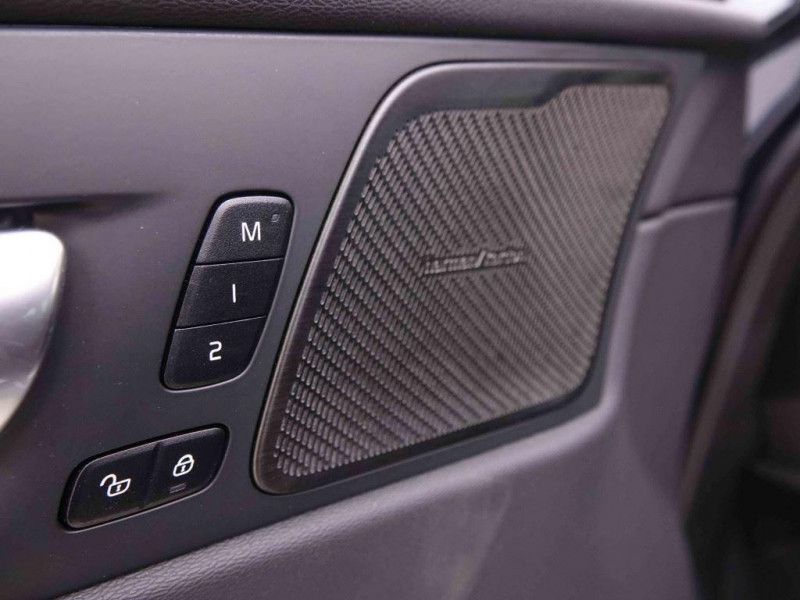 Photo 17 de l'offre de VOLVO XC60 2.0 B4 197 Geartronic Plus Dark à 51765€ chez Carlyss automobiles Vitré