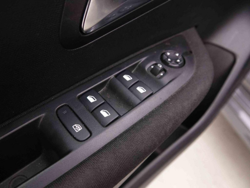 Photo 13 de l'offre de PEUGEOT 208 1.2 T 100 Active à 17498€ chez Carlyss automobiles Vitré