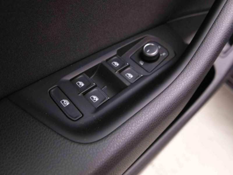 Photo 18 de l'offre de VOLKSWAGEN Passat Variant 1.4 TSi 218 GTE PHEV à 29698€ chez Carlyss automobiles Vitré