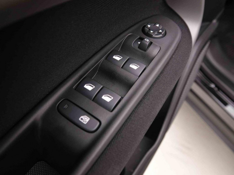 Photo 17 de l'offre de Jeep Avenger 1.2 MHEV 110 DCT6 Longitude à 26522€ chez Carlyss automobiles Vitré