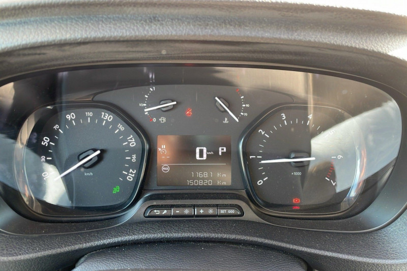 Photo 15 de l'offre de CITROEN Jumpy Fourgon JUMPY FGN M BLUEHDI 180 S&S EAT8 DRIVER à 15498€ chez Carlyss automobiles Vitré